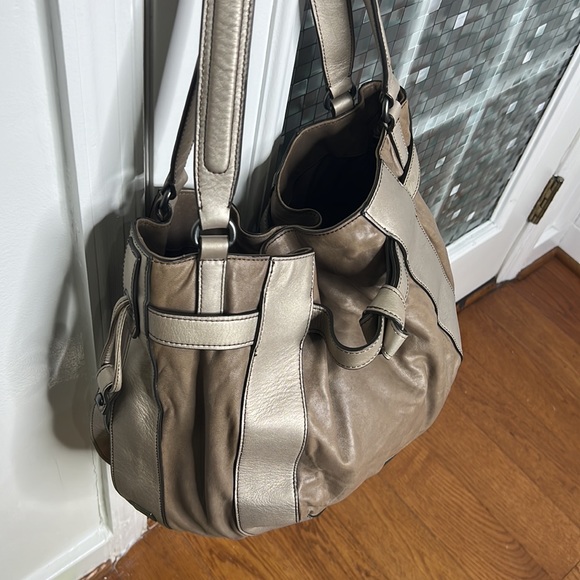 💕 Kooba taupe gray silver soft leather x large satchel shoulder bag - Picture 2 of 16